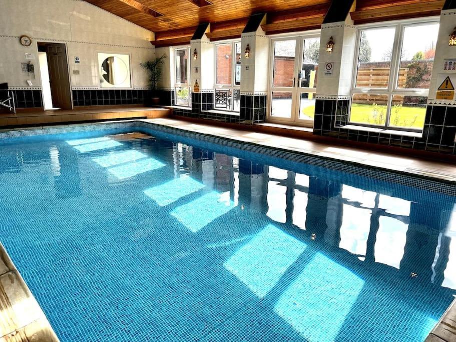 Vast, Elegant Home With Indoor Pool & Sauna Near Popular Golf Course Kington  Luaran gambar